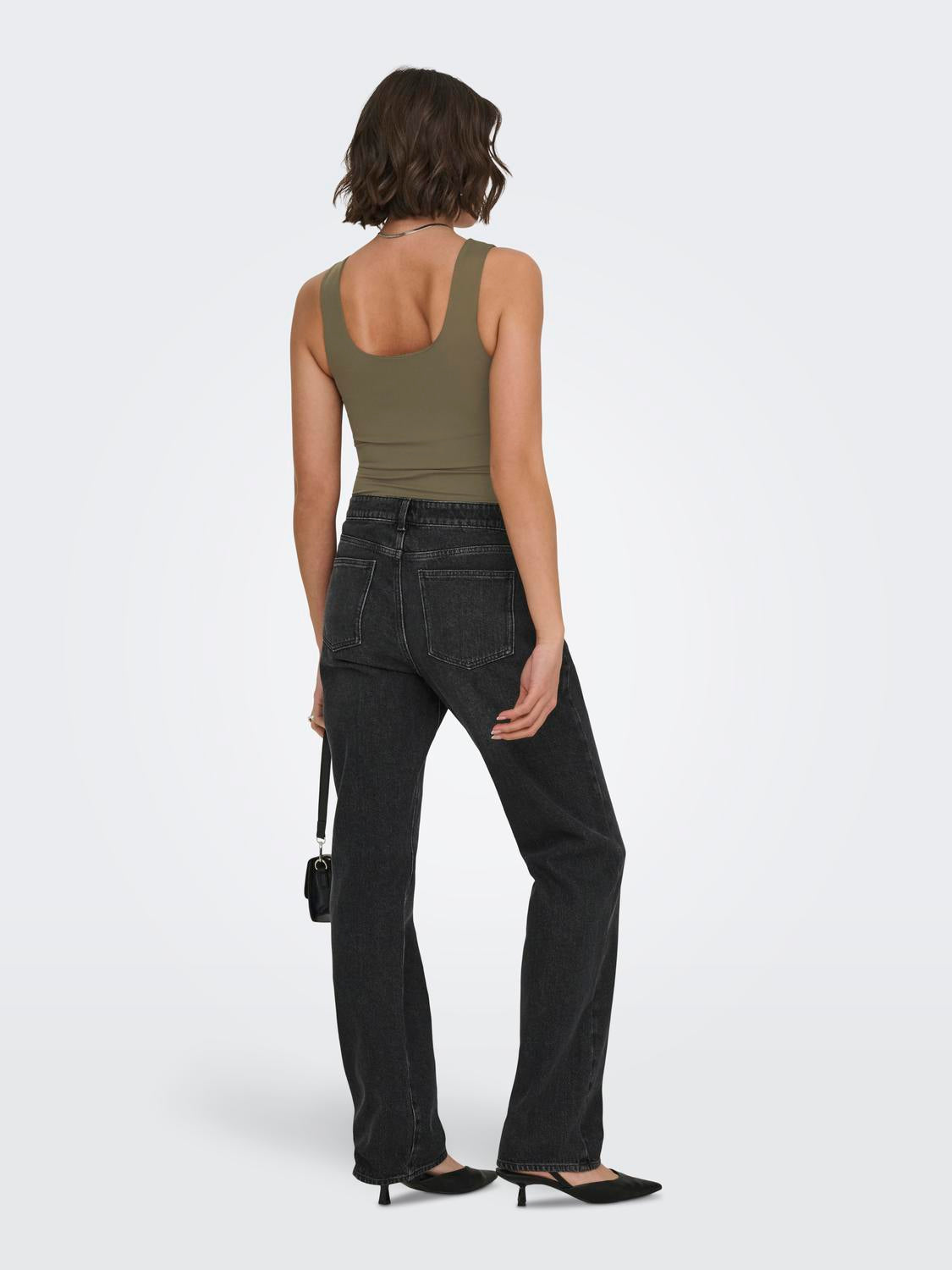 model_shot-back